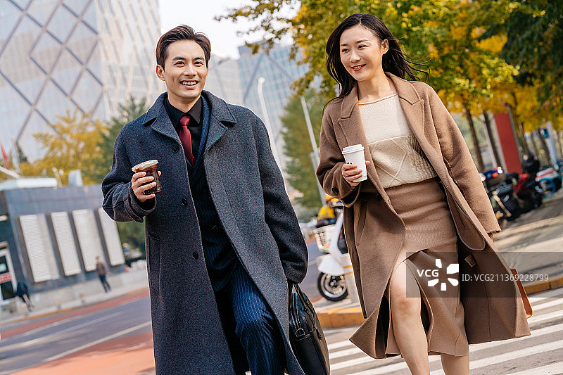 商务伙伴在CBD交流图片素材