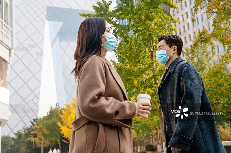 商务人士戴着口罩在CBD上班图片素材