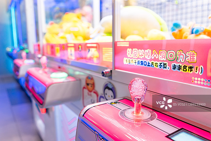 中国商场室内的电玩城，游戏机上的手柄把手图片素材