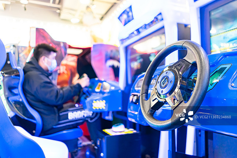 中国商场电玩城里的大型游戏机赛车图片素材