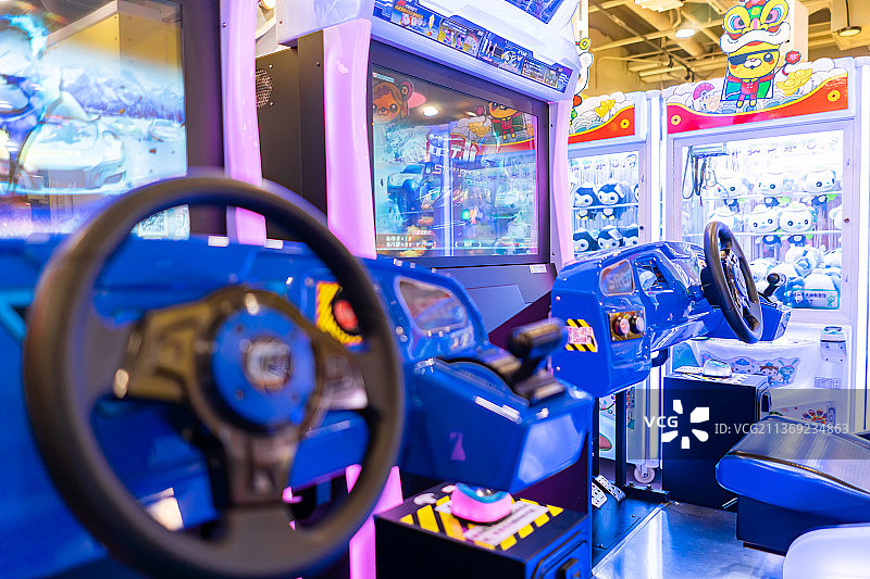 中国商场电玩城里的大型游戏机赛车图片素材