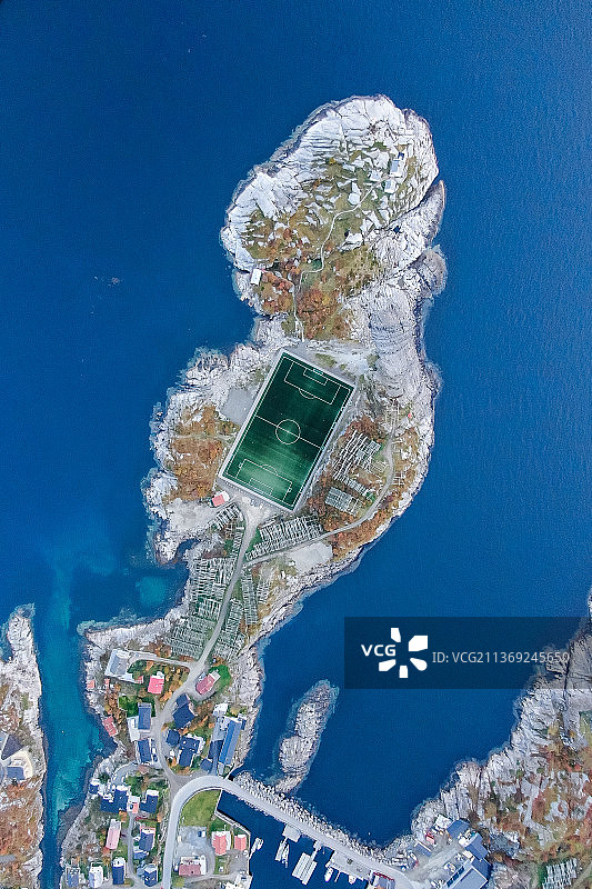 挪威亨宁斯维尔小镇的足球场图片素材