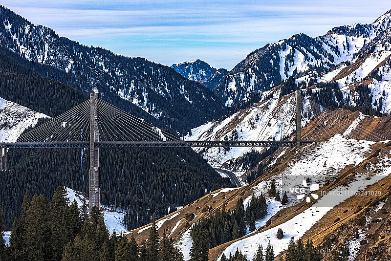 新疆果子沟大桥雪景图片素材