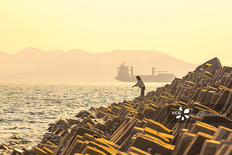 黄昏的海钓爱好者图片素材