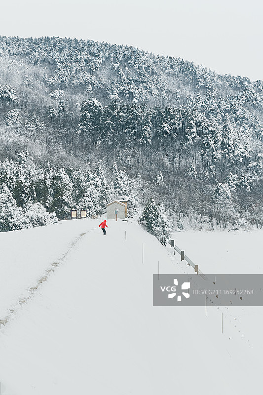 浙西天池徒步玩雪图片素材