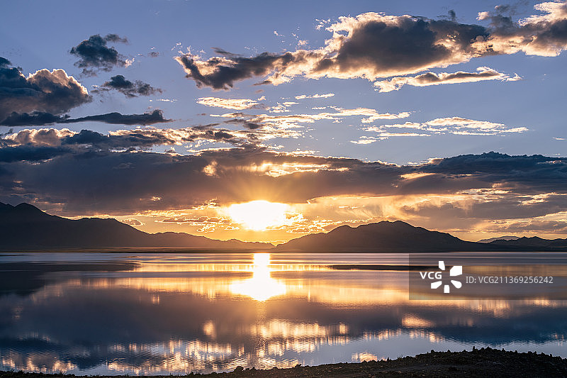 西藏阿里革吉县别若则错的晚霞3图片素材