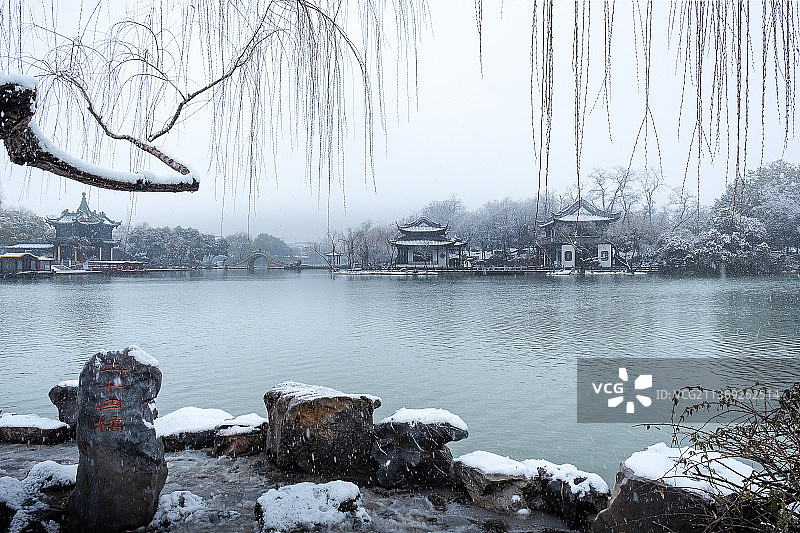 风雪中的扬州瘦西湖二十四桥景区雪景图片素材