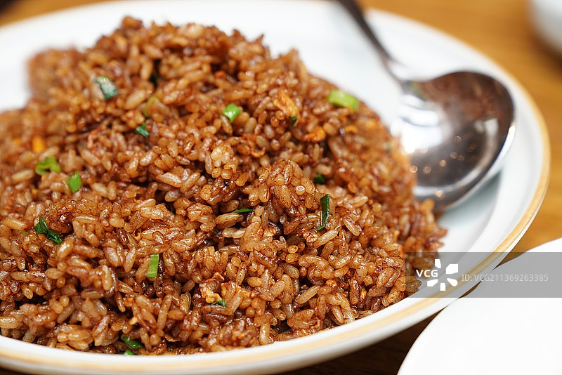 一盘酱油炒饭图片素材