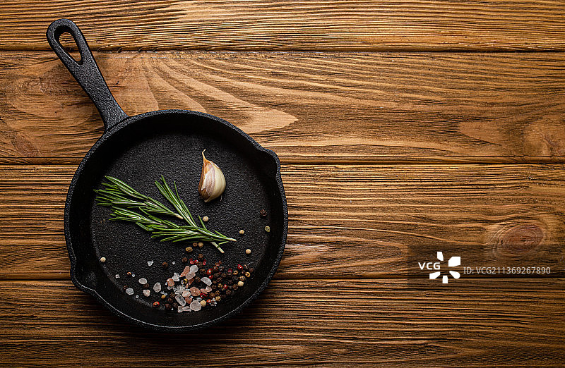 黑色铸铁煎锅，配有新鲜的食物烹饪配料图片素材