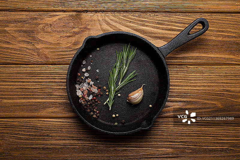 黑色铸铁煎锅，配有新鲜的食物烹饪配料图片素材