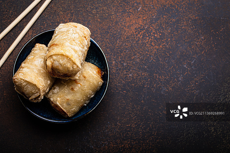 中式、泰式或越南式传统炸春卷图片素材