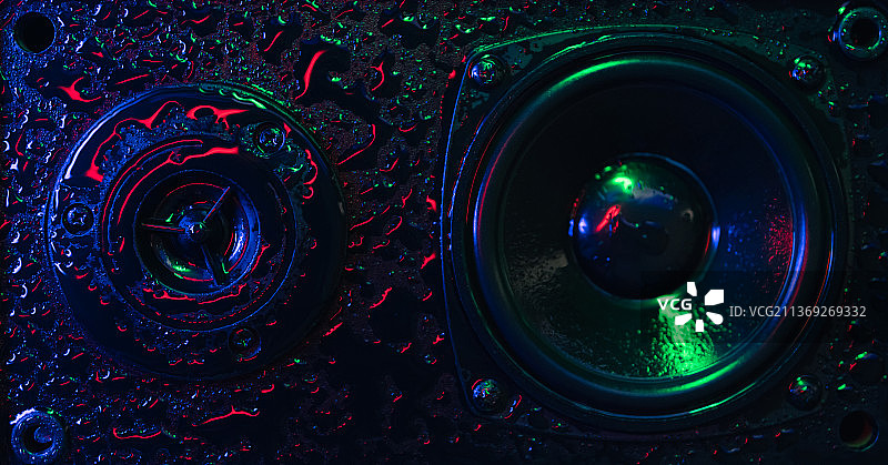 彩色霓虹灯水中的强劲音响概念图片素材