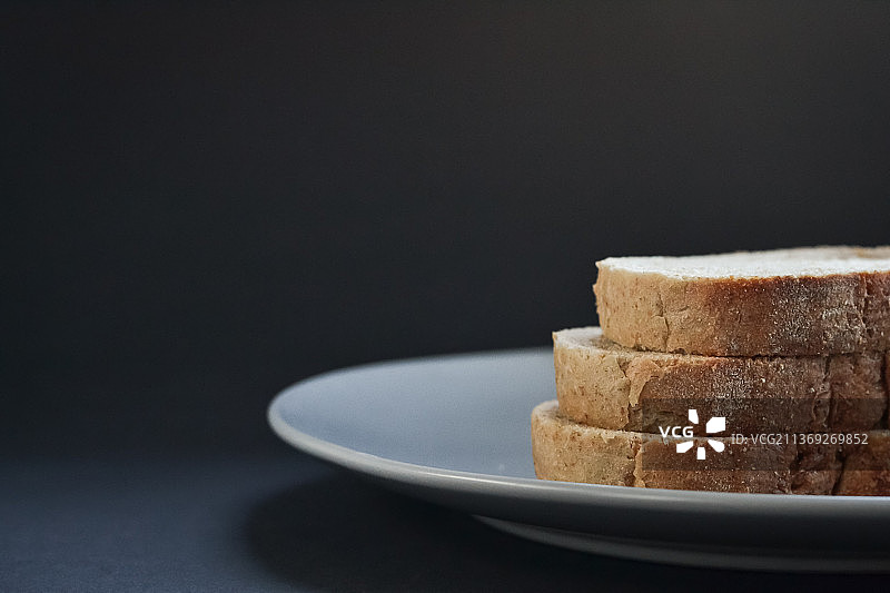 面包特写，盘子里的面包，黑色背景，塞尔维亚图片素材