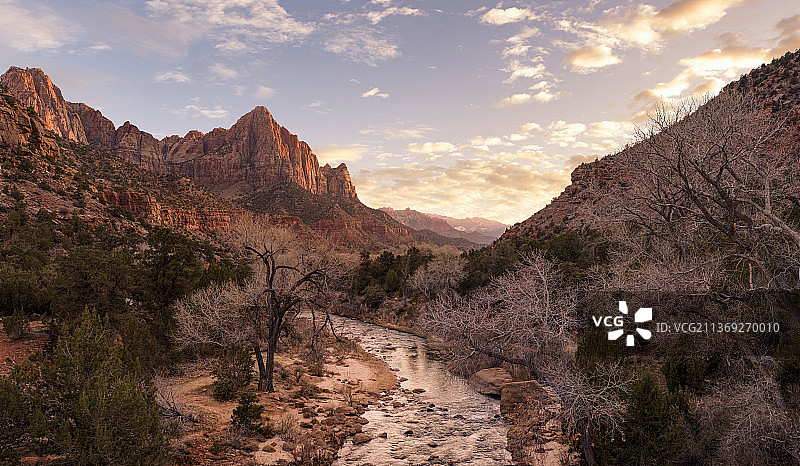 日落时分的守望者 - 美国犹他州锡安国家公园图片素材