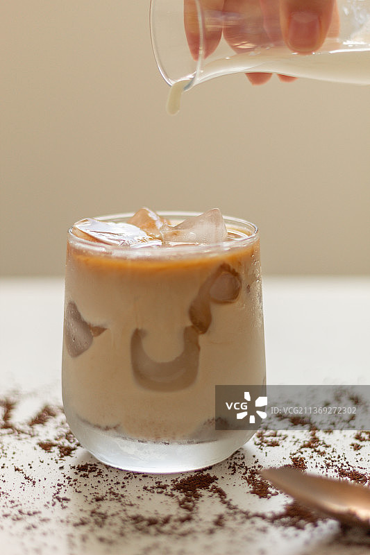 冰咖啡，在桌子上倒牛奶，巴拿马图片素材