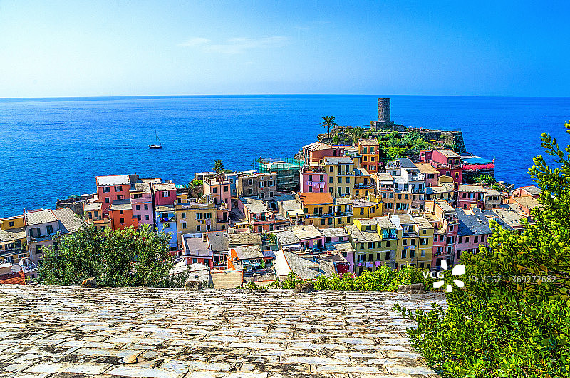意大利拉斯佩齐亚韦尔纳扎海滨城镇风光高空俯瞰图片素材