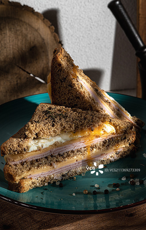 基督山伯爵三明治，桌上盘中的蛋糕特写图片素材