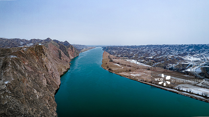 大雪后的宁夏青铜峡黄河大峡谷图片素材