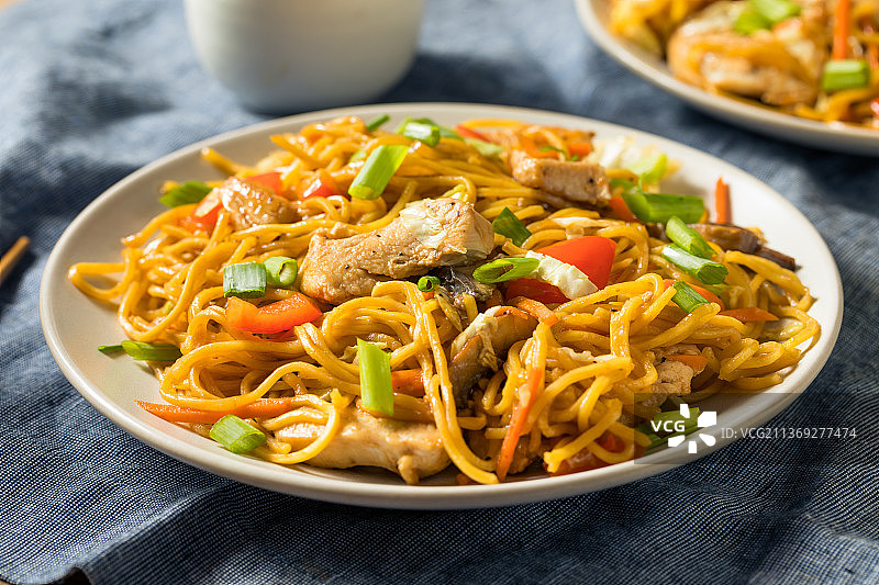 日式自制鸡肉炒面特写图片素材