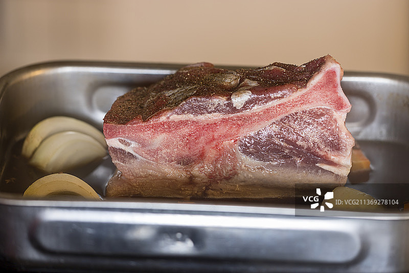 盘中生猪肩肉特写图片素材