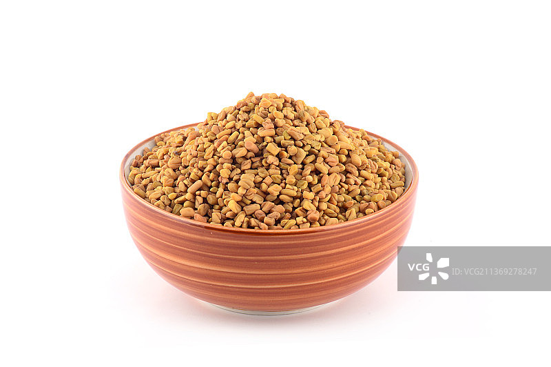 白色背景中碗里的胡芦巴籽图片素材