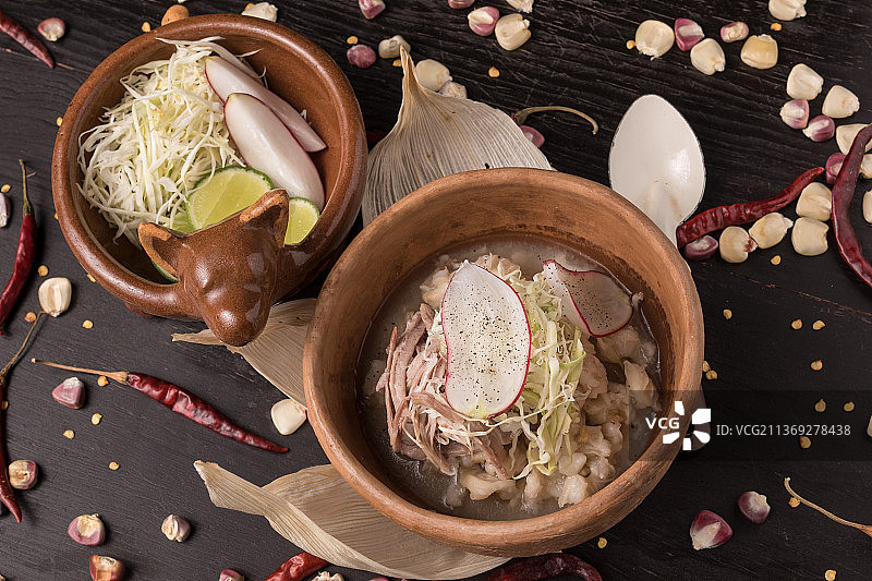 科利马美食，餐桌上的食物高角度视图图片素材