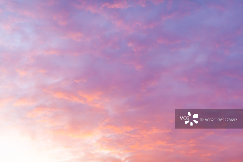 日出或日落时天空中的彩色粉色云彩图片素材
