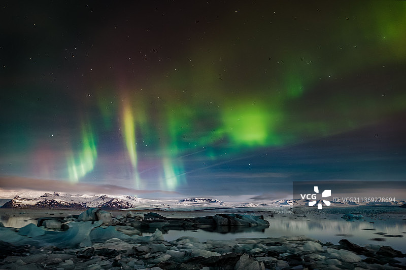 冰岛夜空下的雪山彩虹美景图片素材
