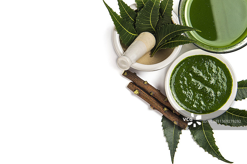 研钵和研杵中的药用印楝叶与印楝糊图片素材