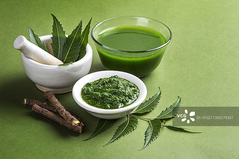 研钵和研杵中的药用印楝叶与印楝糊图片素材