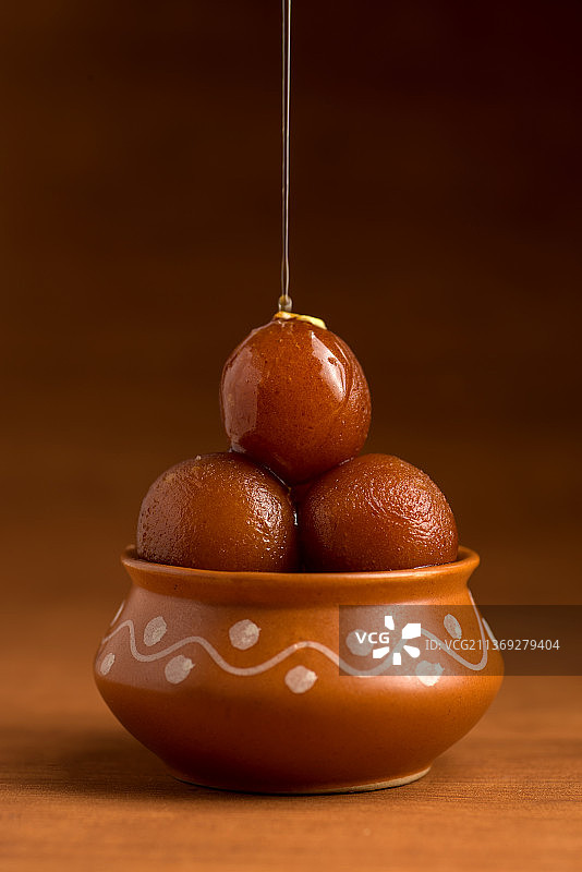 泥罐中的古拉卜·贾穆恩印度甜点图片素材