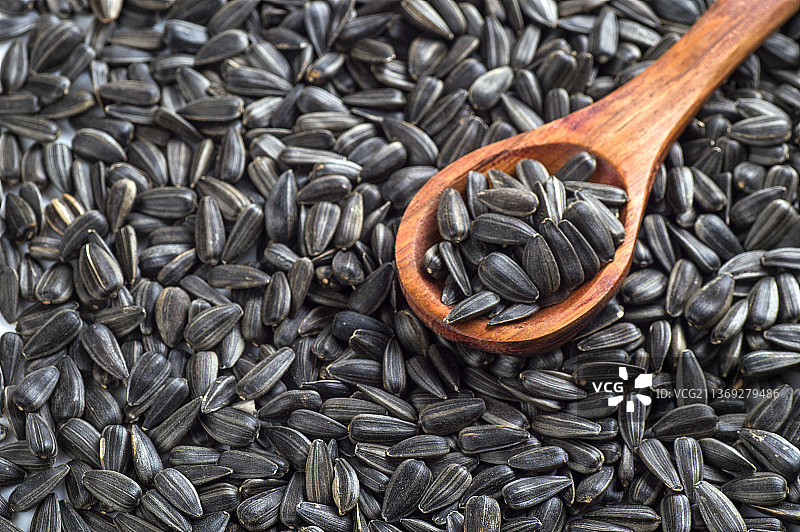 带木勺的向日葵籽图片素材