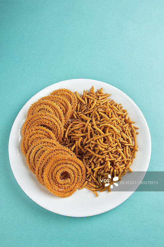 印度小吃：贝桑鹰嘴豆粉细面和查克利图片素材