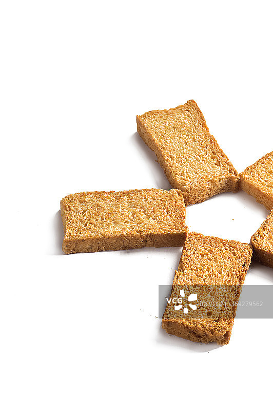 白色背景下的面包干或吐司图片素材