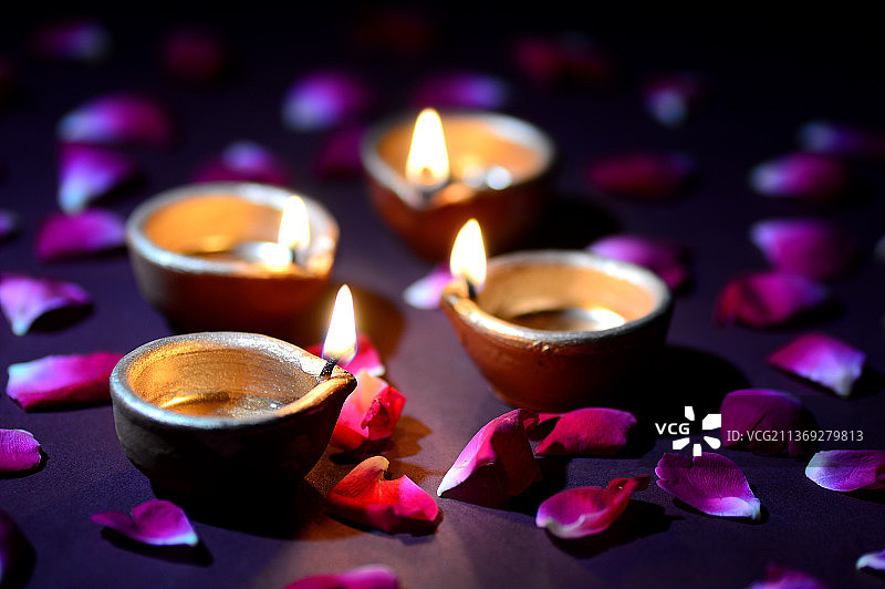 排灯节期间点亮的传统泥土Diya灯图片素材