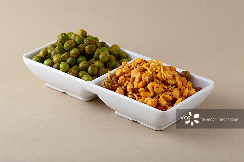 印度小吃混合物和香料炒青豆图片素材
