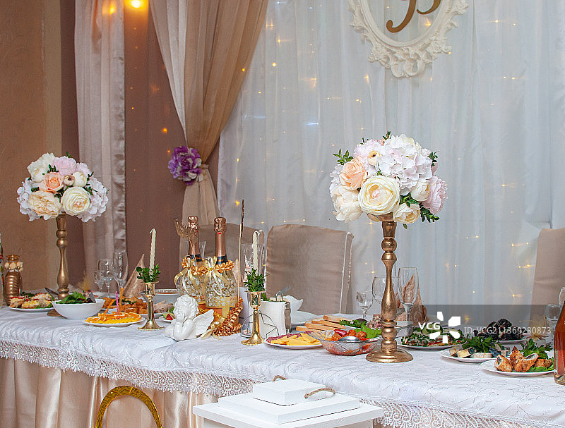 婚礼餐桌装饰与空酒杯图片素材