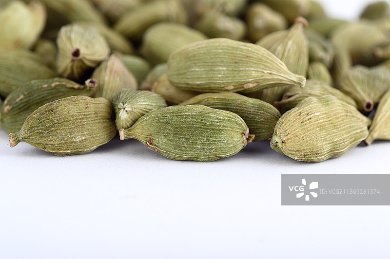 白色背景上的豆蔻荚，白色背景上的蔬菜特写图片素材