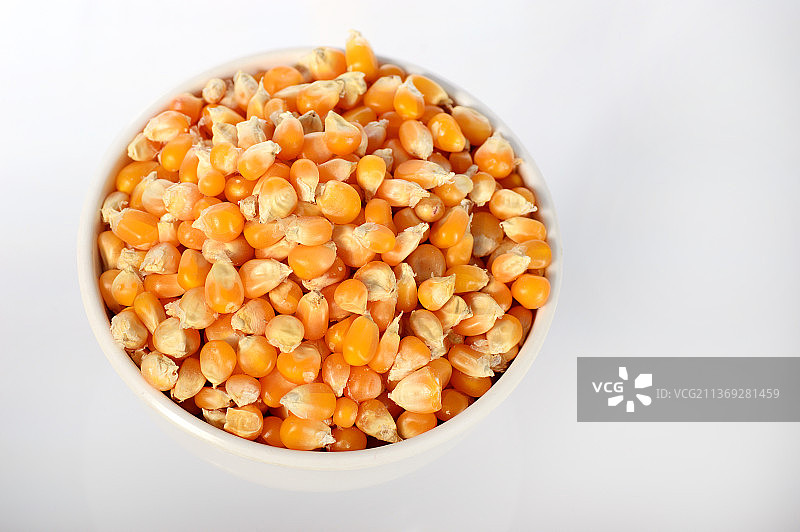 瓦罐中的干玉米特写，碗中玉米粒的特写，白色背景图片素材