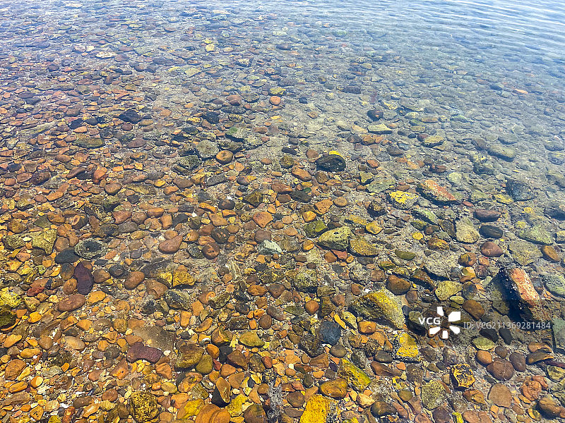 卡塔尔岩石上的阳光反射图片素材