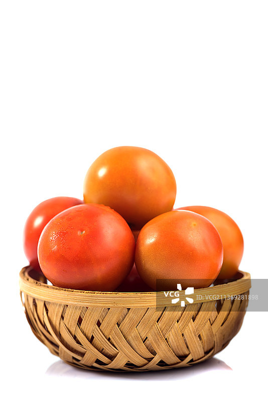 白色背景柳条篮中番茄特写图片素材