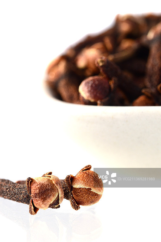 盘中的丁香，白色背景图片素材