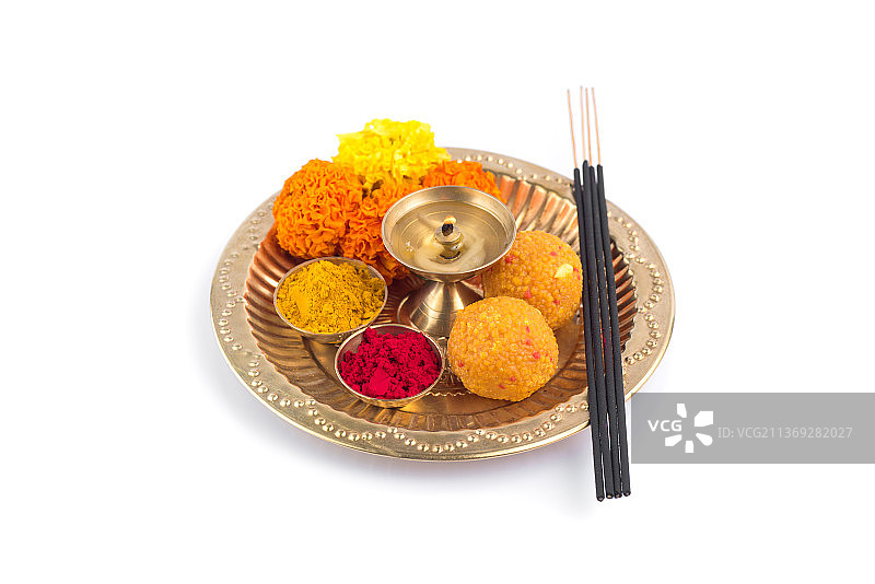 装饰精美的普迦盘，用于节日庆祝和崇拜图片素材