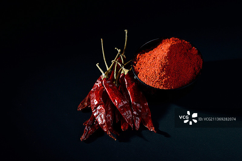 黑碗中的辣椒粉和红辣椒图片素材