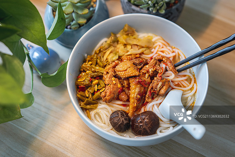 中国云南特色美食辣子鸡米线图片素材