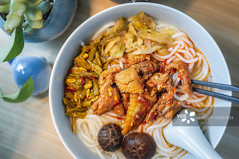中国云南特色美食辣子鸡米线图片素材