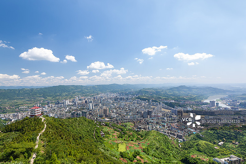 从晴朗天气下的四川达州凤凰山景区红军亭处俯瞰达州市区图片素材
