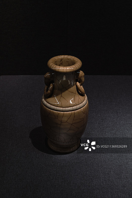 中国古代瓷器，浅黄釉开片双耳套环瓷瓶图片素材