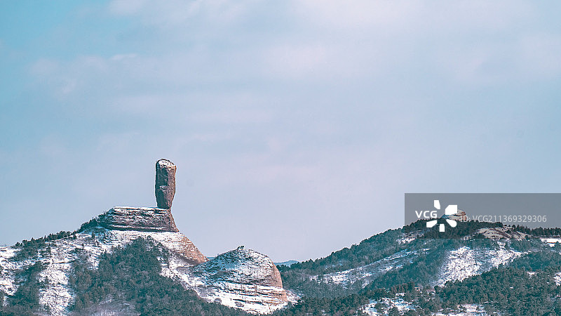 远眺雪后磬锤峰图片素材