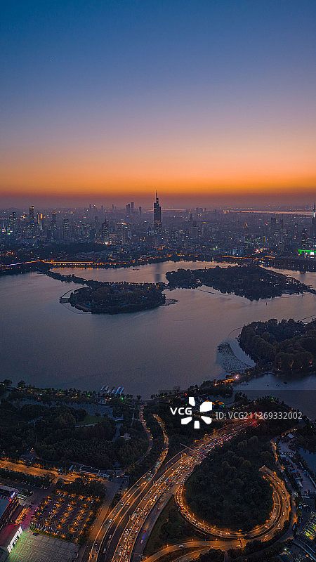 江苏省南京市玄武区新庄立交和玄武湖公园的秋季日落黄金时刻风光航拍图片素材